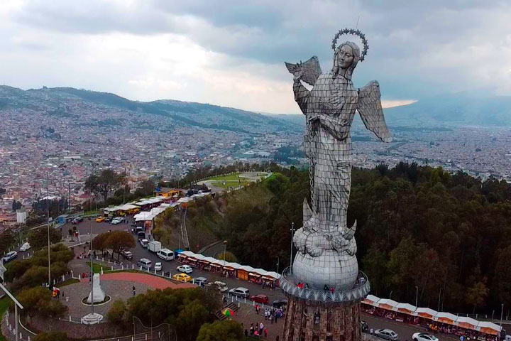 The Virgin of El Panecillo, higher than Christ the Redeemer of Brazil and in its surroundings there are more tourist alternatives