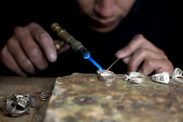 Técnicas ancestrales y modernas se aplican para elaborar joyas de oro en Chordeleg; artesanos reseñan su labor