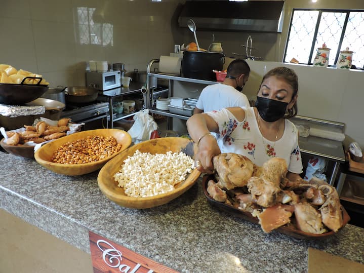 Las chugchucaras con el símbolo de Latacunga y Rosita Jiménez ofrece el plato