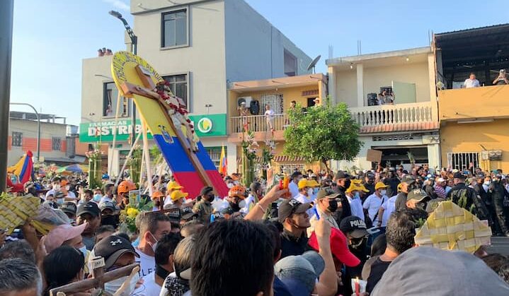 Cantos, rezos y plegarias en procesión del Cristo del Consuelo, bajo un sol intenso en el suroeste de Guayaquil