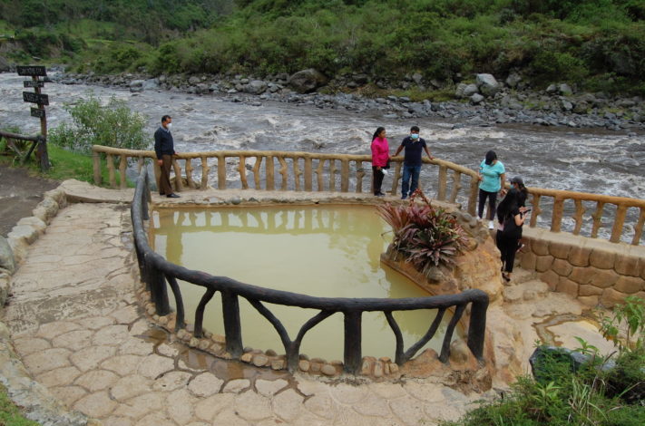 Las caras de los rostros se asemejan a incas, al pie hay aguas termales.