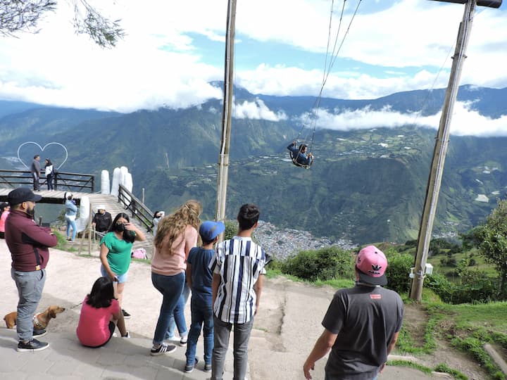 Frente a Baños hay un columpio y las manos de dios