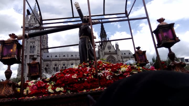 Penitencias con pesadas cruces y flagelaciones por el Jesús del Gran Poder en Quito