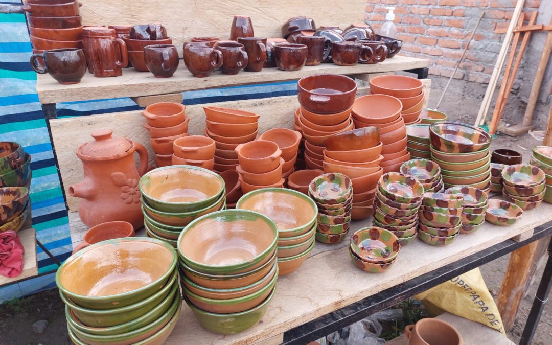 El arte de los alfareros de La Victoria se expone en una feria; el colorido y la variedad de los artículos encantan
