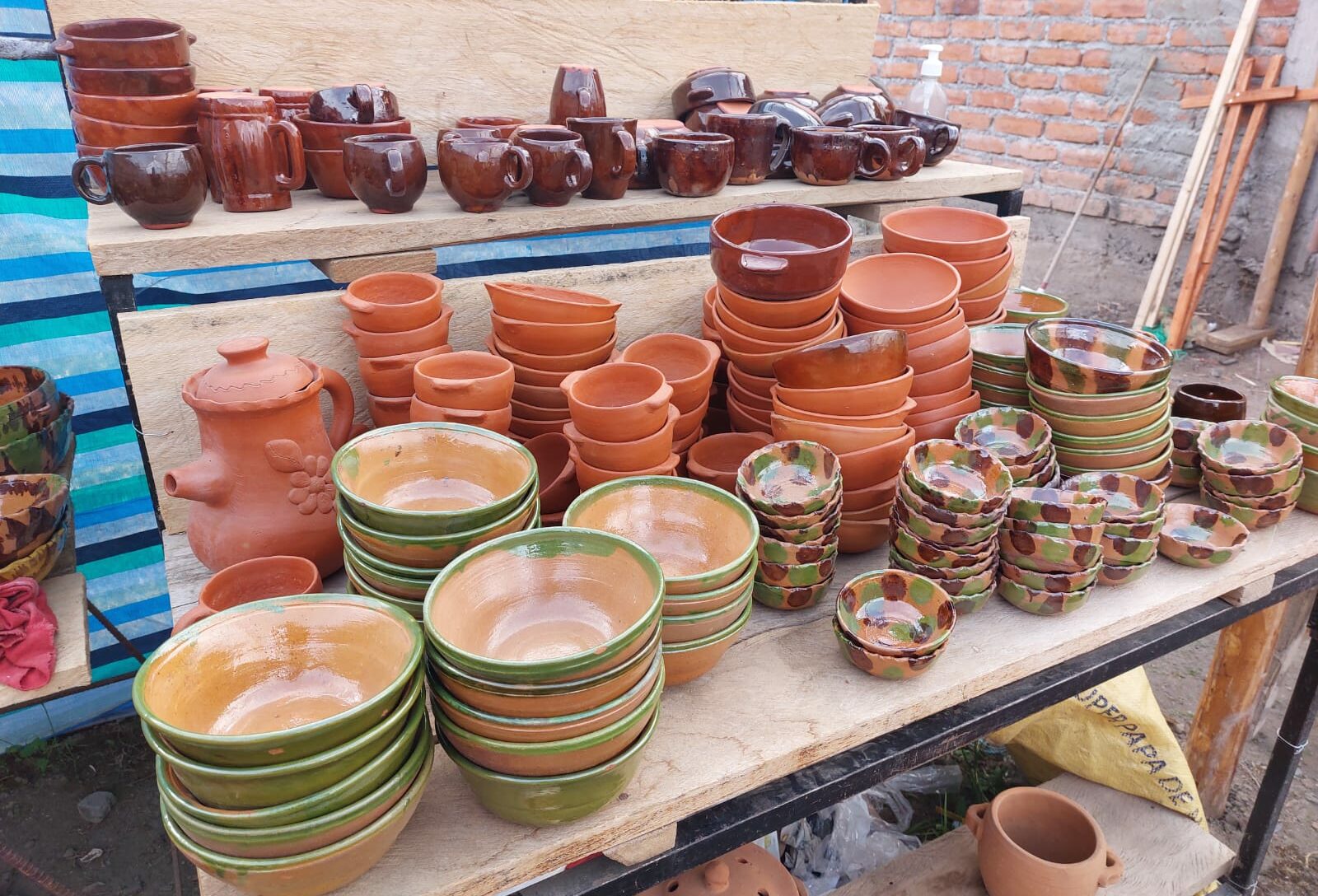 Alfarería La Victoria14 El arte de los alfareros de La Victoria se expone en una feria; el colorido y la variedad de los artículos encantan
