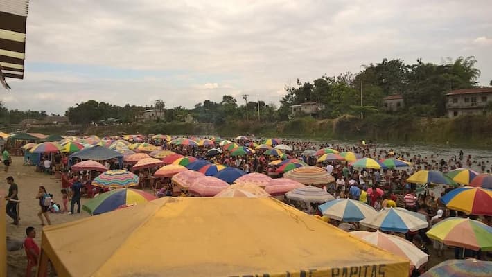 En Salitre, la playa de agua dulce capta más turistas; allí se oferta comida típica en 35 puestos y en las canoas