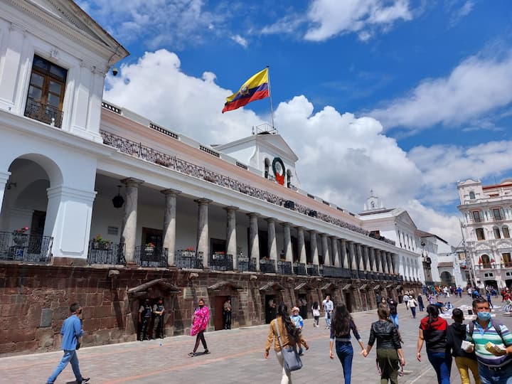 Variadas opciones para turistas en las plazas del Casco Colonial de Quito