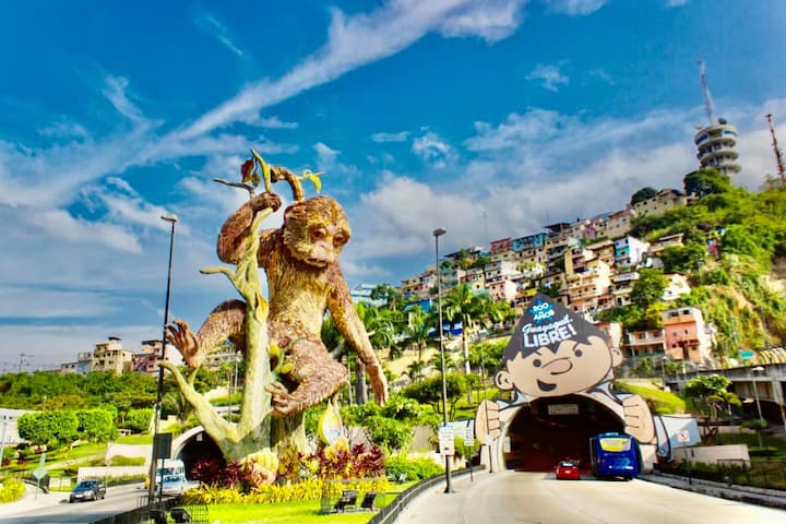 La escultura Mono Machín se ha convertido en un símbolo turístico de Guayaquil
