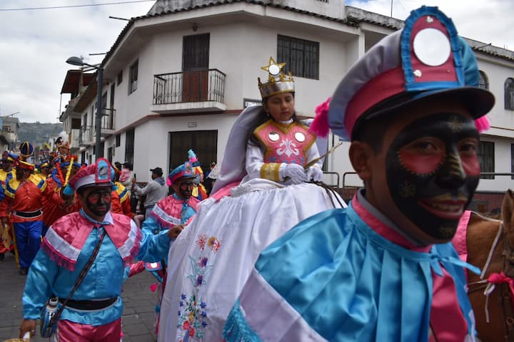 Miles de asistentes disfrutan del desfile de las Octavas de Corpus en Pujilí