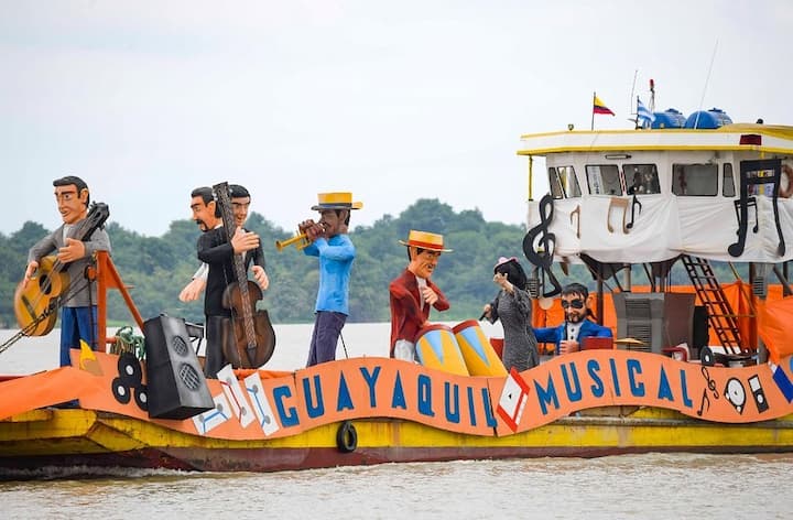 Miles aplaudieron homenaje a Guayaquil en el río Guayas con alegorías, guardacostas, aeronaves y paracaidistas