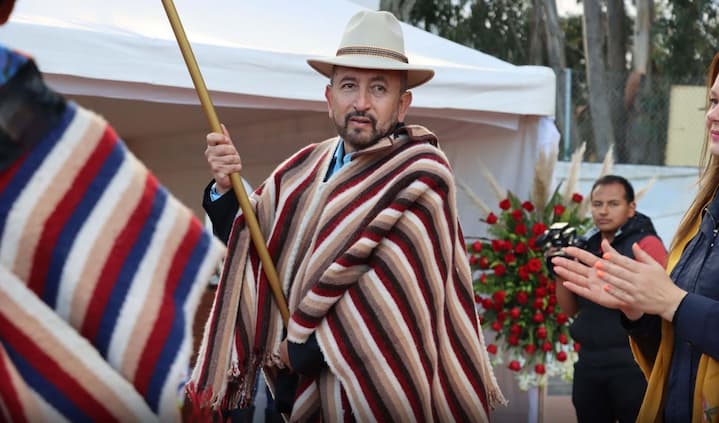 José Merizalde, el orgulloso prioste mayor del aplazado Corpus Christi de Pujilí; allí desfilarán 70 comparsas