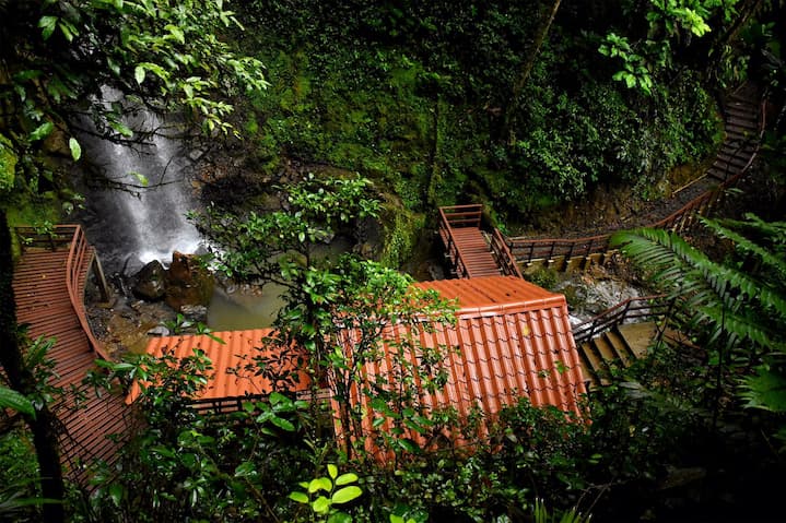 La cascada La Luna se esconde en la selva de Yantzaza;  allá llegan turistas y en ciertas noches surge una diosa