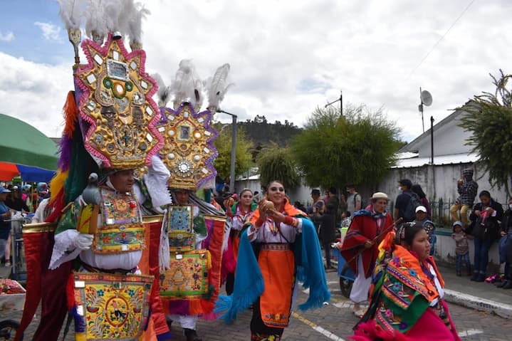 Grupos de danza de Pastaza, Orellana y Galápagos ganan concurso durante el desfile del Corpus Christi, en Pujilí