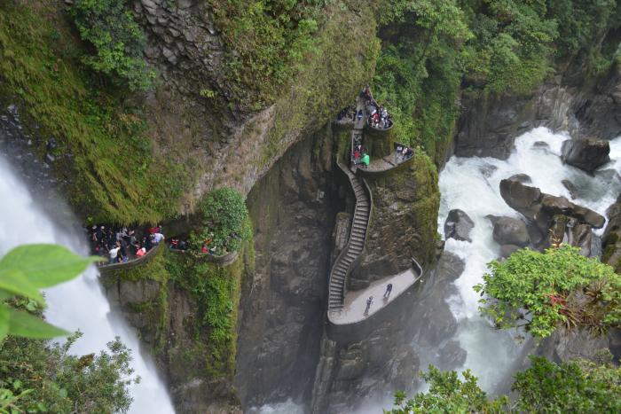 The Pailon del Diablo, in Baños, preserves its history; there is a giant waterfall and a crack directly into the sky