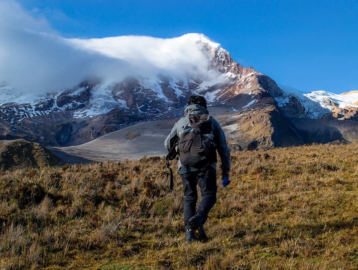 El volcán Cayambe es el tercer punto más elevado del país; se puede hacer turismo de excursión, camping y escalada