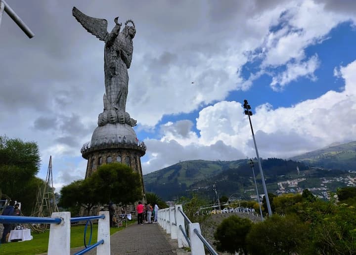 El entorno de la virgen de El Panecillo, en remodelación; este sector ícono de Quito recibe a miles de turistas