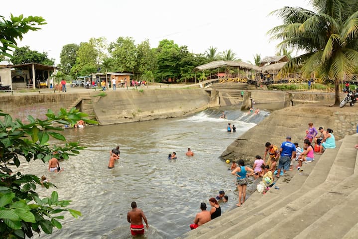 LAS CATARATAS ATRAE A BAÑISTAS