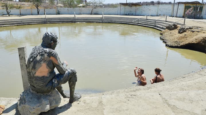 The thermal baths of San Vicente, in Santa Elena, are miraculous; there is a mud crater