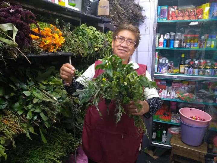 Las ‘hierbateras’ del Mercado San Francisco de Quito