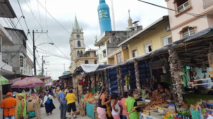 En las fiestas de san Jacinto de Yaguachi hay misas y procesiones; también bailes, dulces y buena comida
