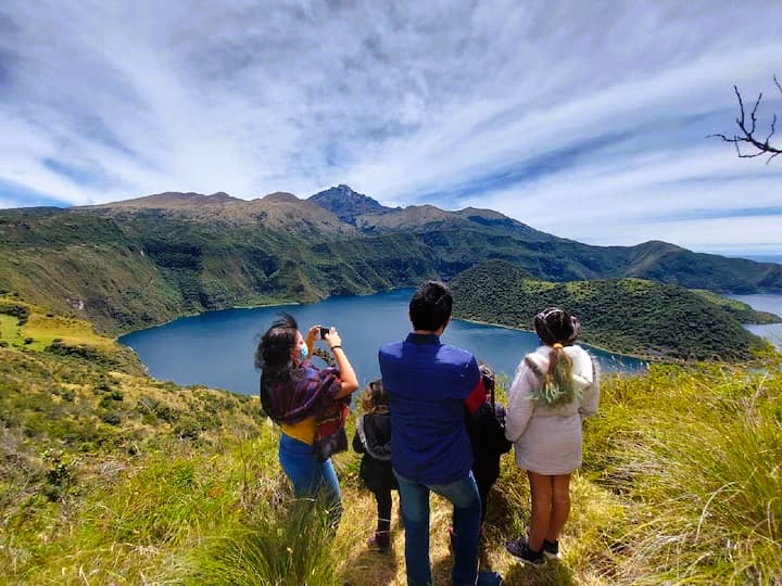 Cotacachi encanta con la laguna Cuicocha, una reserva natural, las carnes coloradas y manufacturas en cuero