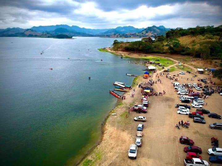La represa La Esperanza permite un turismo de naturaleza; hay paseos en botes, islas, cascadas y comida manabita