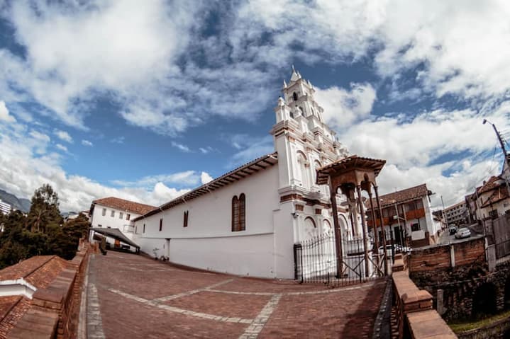 Turismo religioso La  iglesia de Todos los Santos fue la primera en Cuenca; hoy es parte de un complejo a visitar