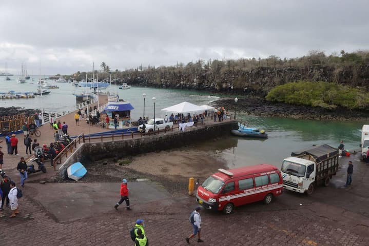 Sector de turismo de Galápagos preocupado por naufragio de lancha con casi 40 pasajeros; se solicita más control