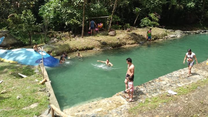 Las piscinas de aguas termales de Zhagal son color turquesa, tibias y en su fondo tienen arena blanca