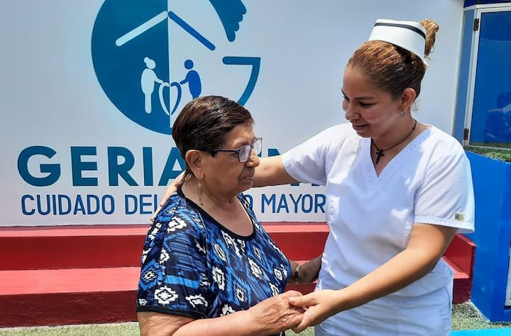 Geriacent, profesionales que atienden al adulto mayor mientras la familia viaja para vacacionar y hacer turismo
