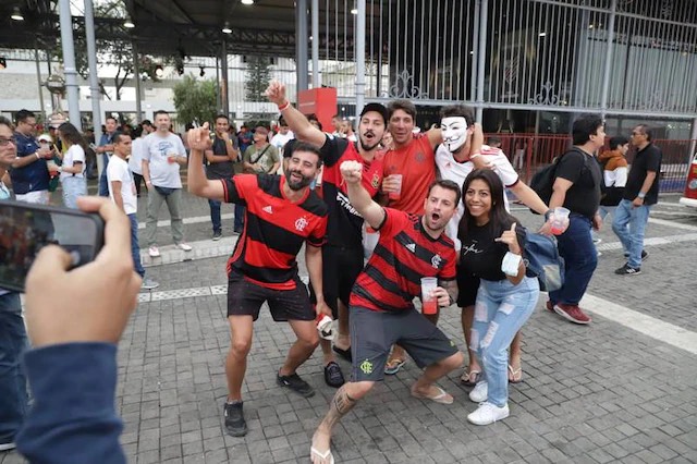 Hinchada brasileña en Guayaquil