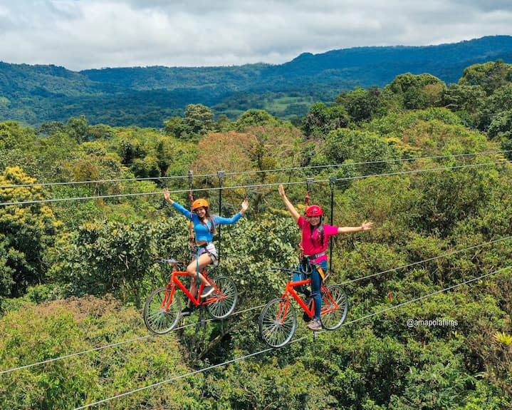 Mindo y sus opciones para el turismo: tubing, canopy, tarabitas, senderos, jardín de mariposas, telesillas y más