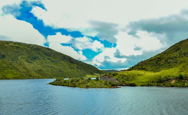 Para hacer turismo en Nabón hay lagunas y vestigios históricos; allí se hacen tequila y tejidos con tallos de trigo