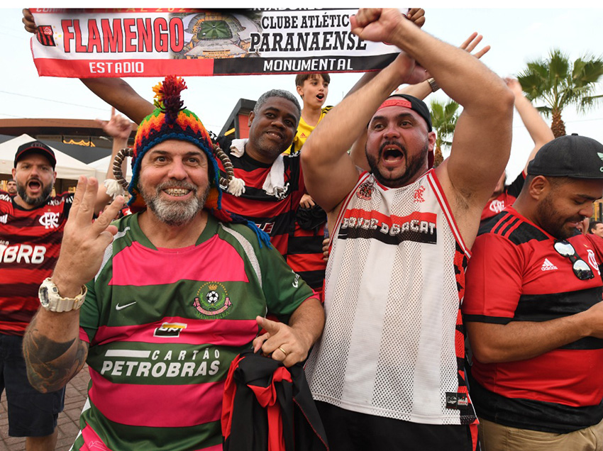 Hinchas brasileños alientan  a su equipo desde Guayaquil.