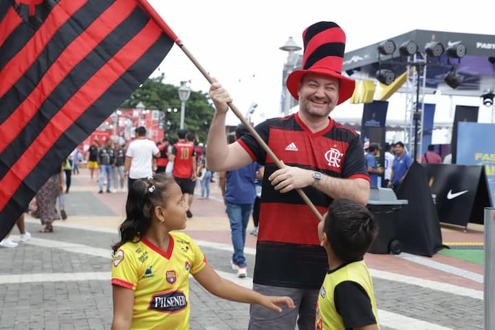 Hinchas de Flamengo y Athletico Mineiro disfrutan en Guayaquil; la ciudad se esmera por ser buena anfitriona