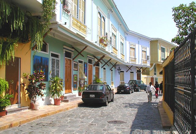 Barrio Las Peñas, espacio urbano tradicional de Guayaquil con su calle Numa Pompilio Llona; allí hay arte y cultura