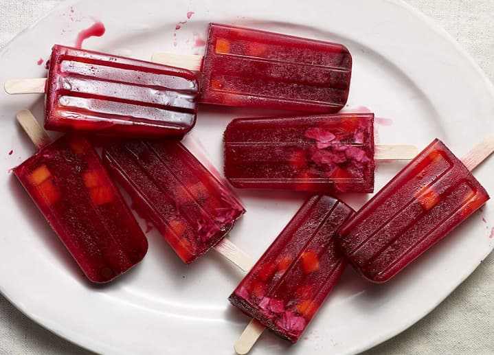 La colada morada se vende en forma de paleta de helados, en torta o en mistela; hay guaguas de pan sin gluten