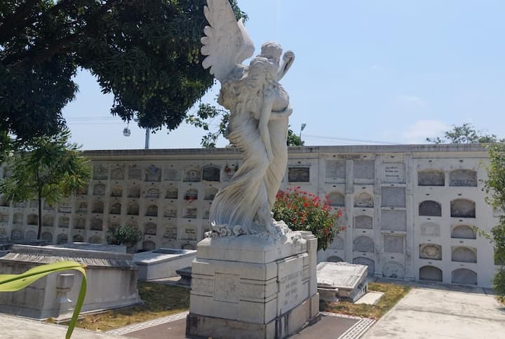 Turismo en cementerio Patrimonial Guayaquil