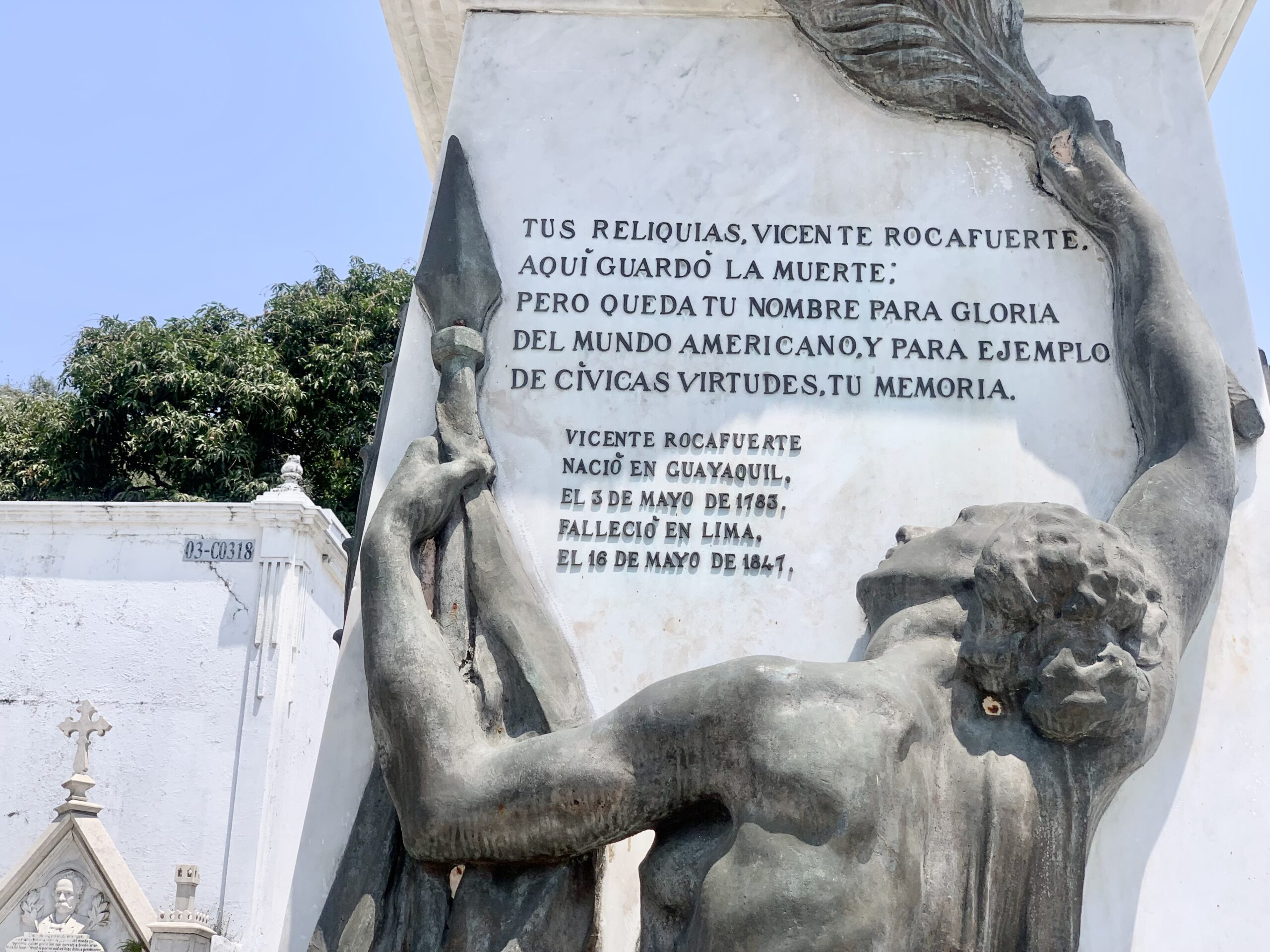 Epitafio colocado en la fachada sur del monumento que evoca la tristeza. 