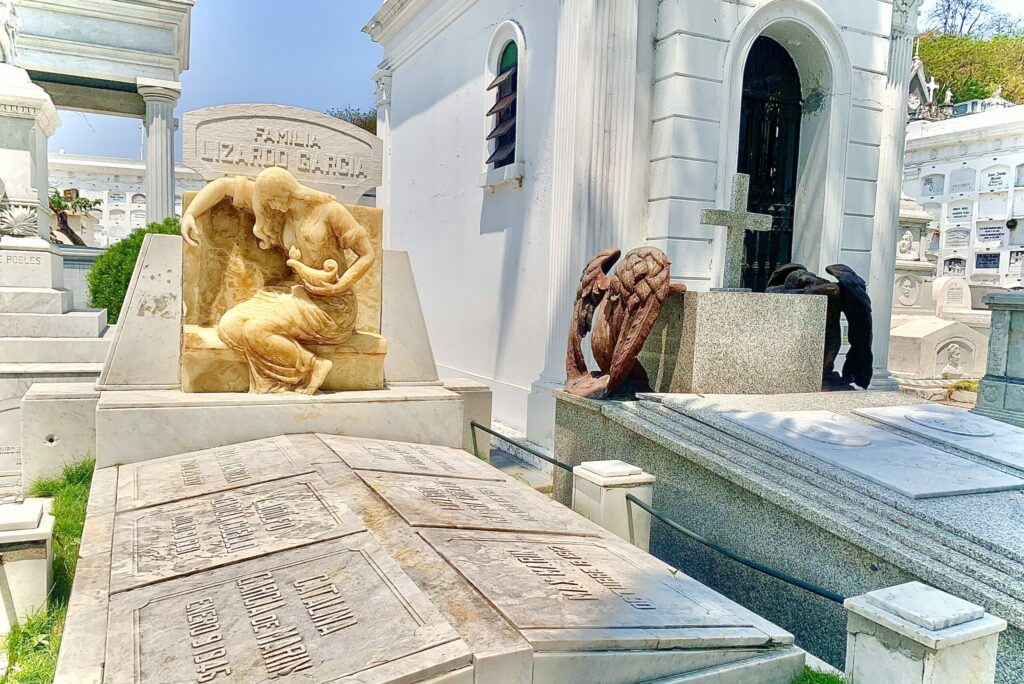 Turismo en cementerio Patrimonial Guayaquil