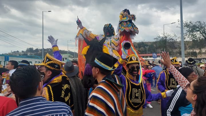 Colorido y algarabía en el desfile de la Mama Negra 2022 en su retorno a las calles de Latacunga