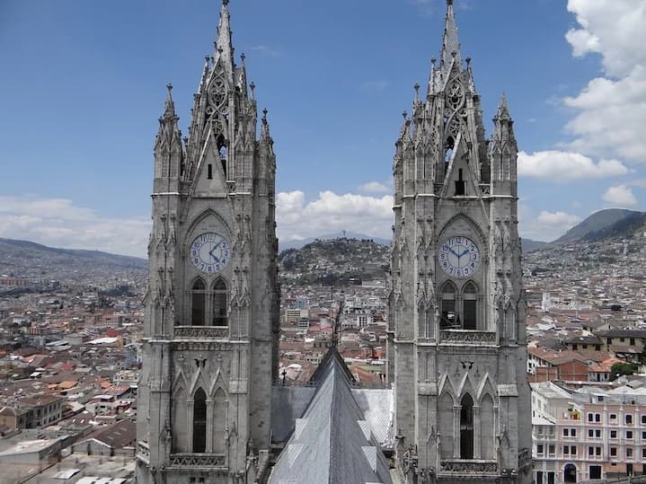 Unforgettable adventure inside the Basilica of the National Vow, in Quito, like having a coffee on the 13th floor