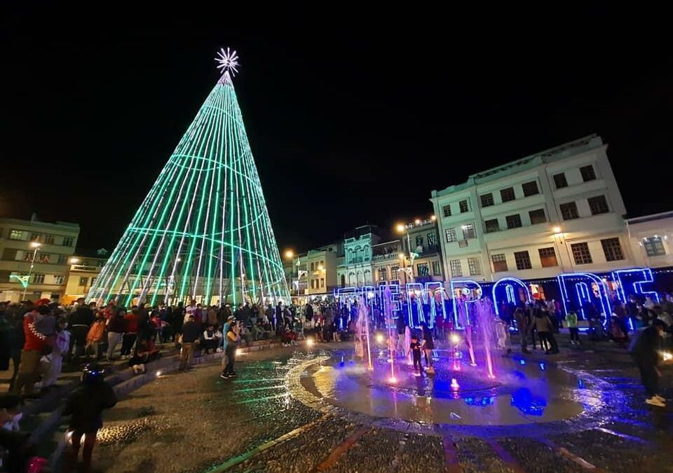 El árbol Navidad más grande del país iluminará a Cuenca; la estructura 35 metros de altura - Turisec
