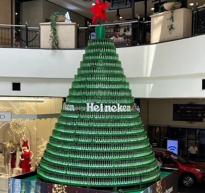 Arboles navideños hechos con botellas