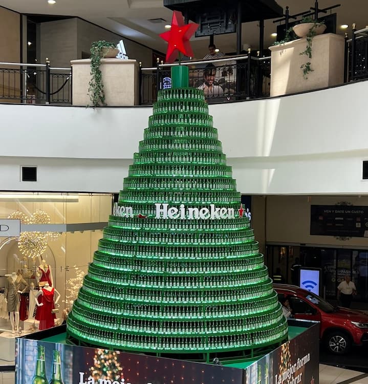 Arboles navideños hechos con botellas