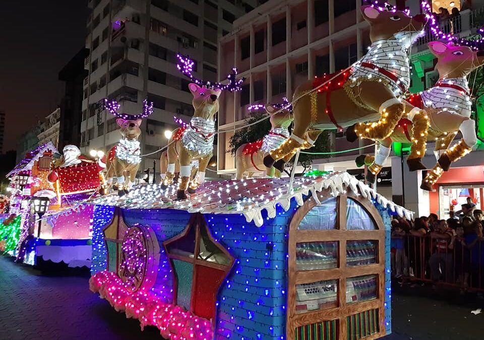En el Desfile de luces led 2022, seis carrozas iluminadas y bailarines contagiarán el espíritu navideño en Guayaquil
