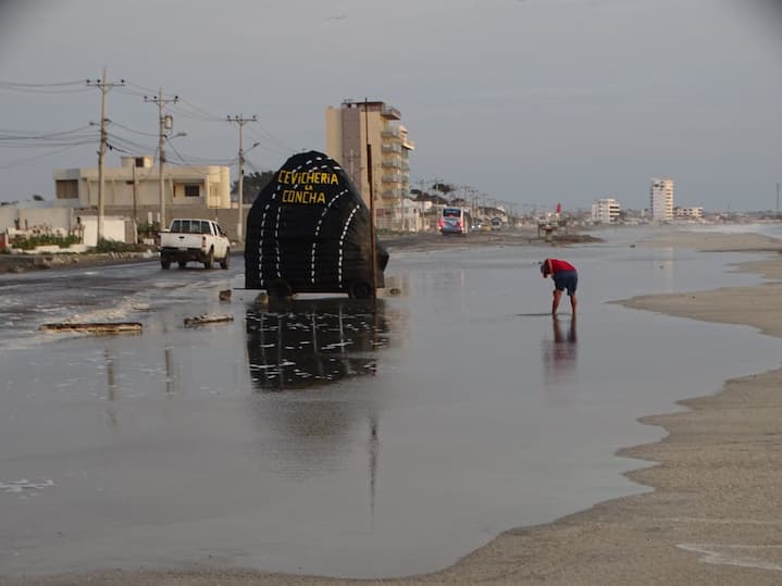 Nuevo oleaje en playas de Ecuador