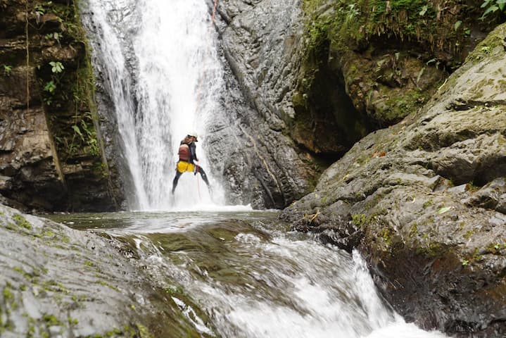 Alluriquín, dulce destino del subtrópico, permite hacer turismo de aventura y naturaleza; hay siete cascadas
