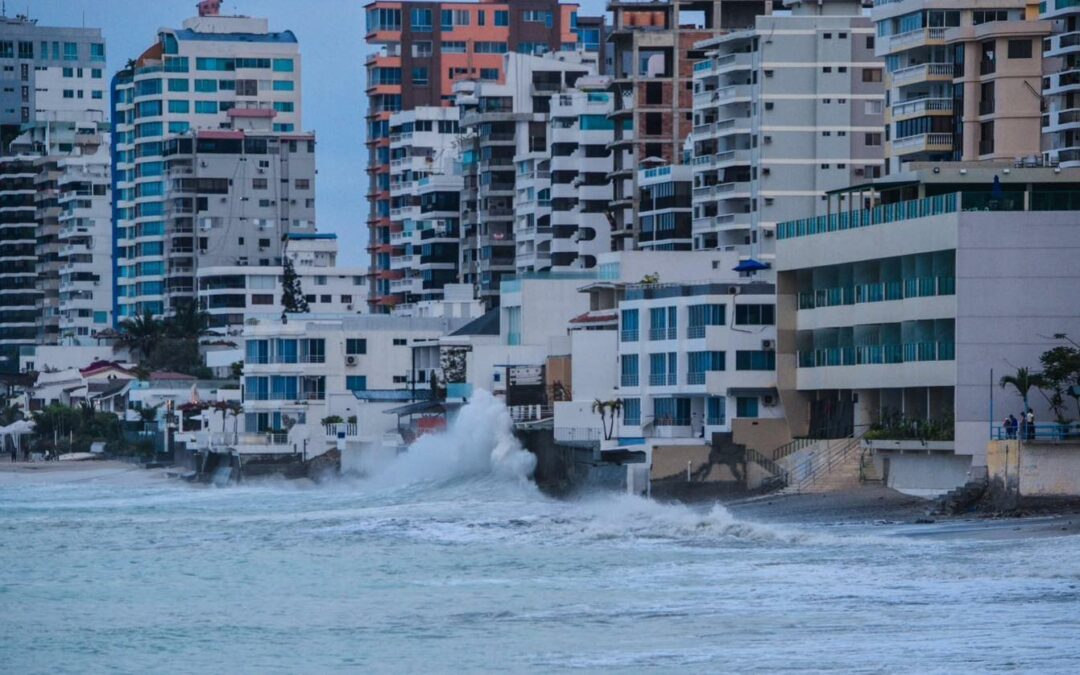 fuerte oleaje en playas ecuatorianas