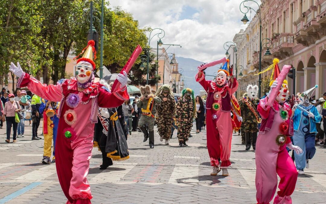 Riobamba festeja con fe y tradición el Pase del Niño Rey de Reyes; desfilan danzantes, payasos y curiquingues
